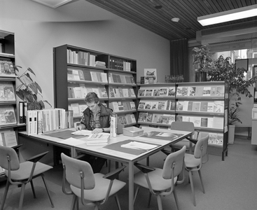 884033 Interieur van het bureau van de afdeling Onderwijs van de gemeente Utrecht (Burgemeester Reigerstraat 3) te Utrecht.